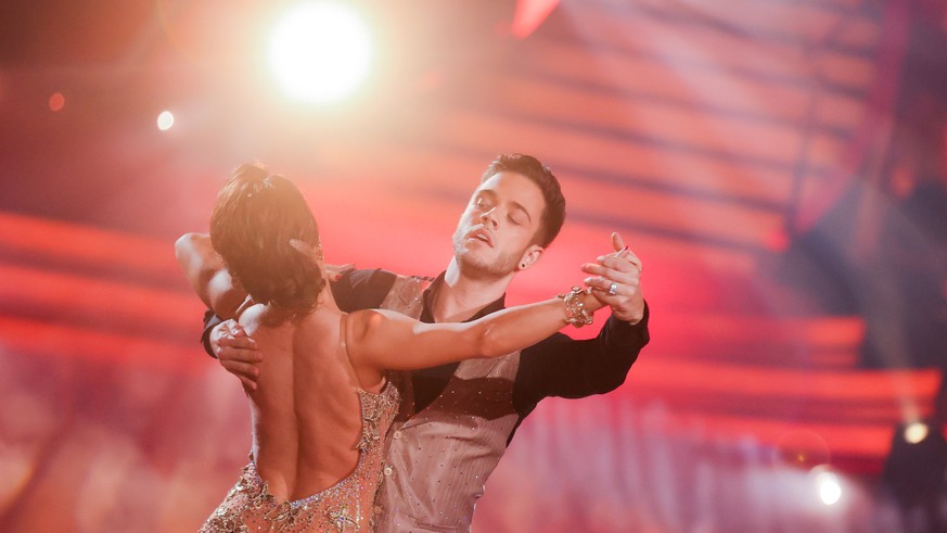 06.03.2020, Nordrhein-Westfalen, Koeln: Luca Haenni, Saenger, und Christina Luft, Profitaenzerin, tanzen in der RTL-Tanzshow «Let's Dance» im Coloneum. (KEYSTONE/DPA/Rolf Vennenbernd)