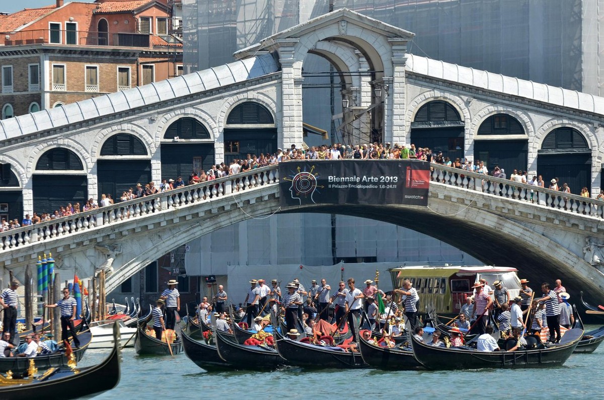 epa03829295 Gondoliers attend a ceremony in memory of Joachim Reihnard Vogel, in Venice's Grand Canal, 18 August 2013. The fifty-year-old German tourist was killed and his three-year-old daughter ...