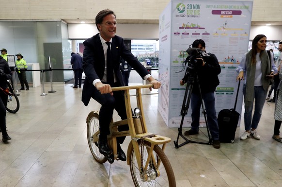 epa07198544 Dutch Prime Minister Mark Rutte (C) arrives at the BiciGo fair, in Bogota, Colombia, 29 November 2018. Rutte, on an official visit to Colombia, will hold a meeting with President Duque, me ...