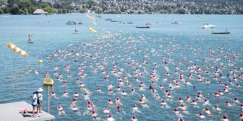Rund 8000 Schwimmerinnen und Schwimmer überquerten heute Nachmittag den Zürichsee vom Strandbad Mythenquai bis zu Badi Tiefenbrunnen. Eine Statistik gibt es nicht, aber Canisia Wiederkehr dürfte mit i ...