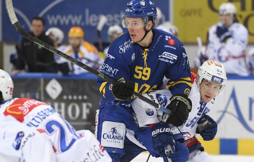 Davos&#039; Dario Simion, links, gegen Zuerichs&#039; Christian Marti, beim Eishockey-Qualifikationsspiel der National League A zwischen dem HC Davos und den ZSC Lions, am Sonntag, 28. Januar 2018, in ...