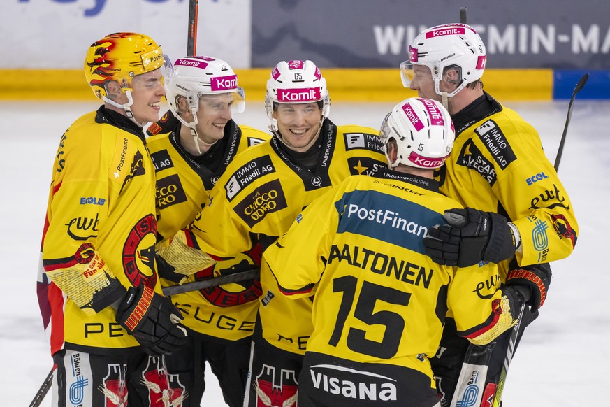 Die Spieler des SC Bern freuen sich nach dem Tor zum 2:4 im Qualifiaktionsspiel der Eishockey National League zwischen dem HC Ajoie und dem SC Bern in der Raiffeisen Arena in Porrentruy, am Freitag, 2 ...