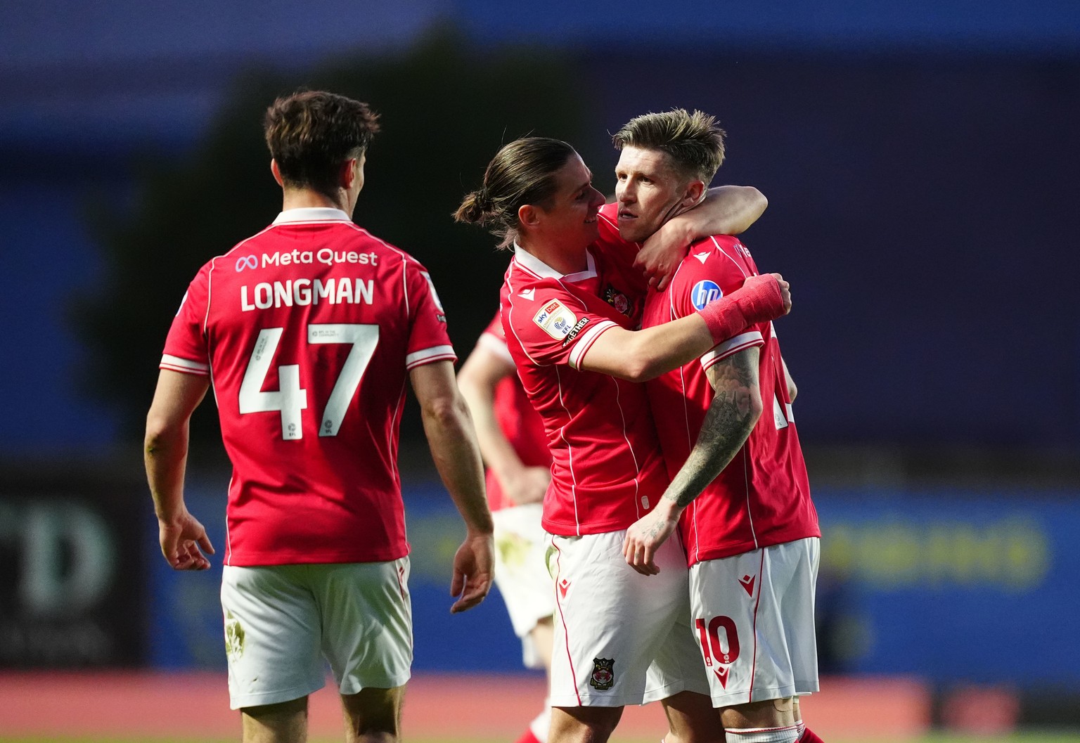 Josh Windass i Wrexham, djathtas, feston me shokët e skuadrës pasi shënoi golin e tyre të parë gjatë ndeshjes së futbollit të Kampionatit EFL midis Oxford United dhe Wrexham, të martën, 28 prill 2026, në Oxf...