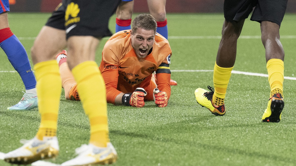 YB Torhueter David von Ballmoos freut sich ueber einen gehaltenen Penalty im Fussball Meisterschaftsspiel der Super League zwischen den Berner Young Boys und dem FC Basel, am Sonntag, 30. Oktober 2022 ...