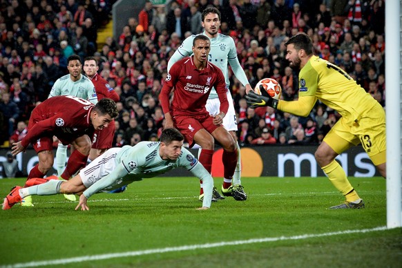 epa07381679 Bayern&#039;s Robert Lewandowski (C) in action against Liverpool&#039;s Roberto Firmino (L) and goalkeeper Alisson (R) during the UEFA Champions League round of 16 first leg soccer match b ...