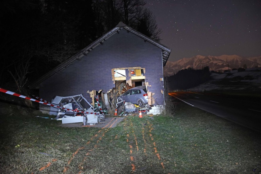 Betrunkener Autofahrer kracht in Verteiler – Stromausfall in Stalden OW