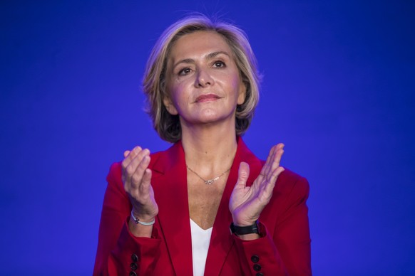 epa09621218 Paris&#039; Ile de France region president and winner of the right-wing party &#039;Les Republicains&#039; primaries for 2022 French presidential election Valerie Pecresse applauses after  ...