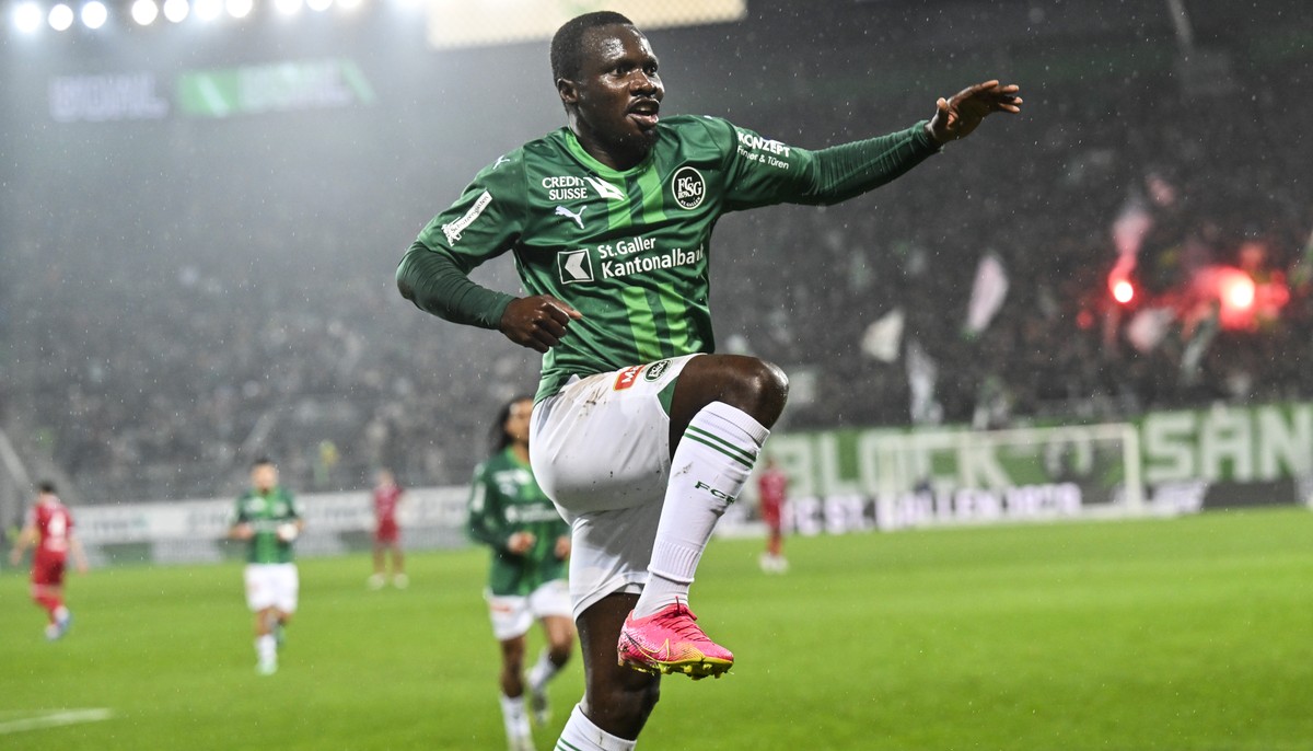 St. Gallens Chadrac Akolo bejubelt sein 1-1, im Fussball Super League Spiel zwischen dem FC St. Gallen und dem FC Winterthur, am Samstag, 11. November 2023, im Kybunpark in St. Gallen. (KEYSTONE/Gian  ...