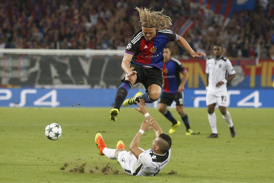 13.09.2016; Basel; Fussball Champions League - FC Basel - PFC Ludogorets Razgrad; Birkir Bjarnason (O, Basel) gegen Natanael (am Boden, Rasgard) (Marc Schumacher/freshfocus)