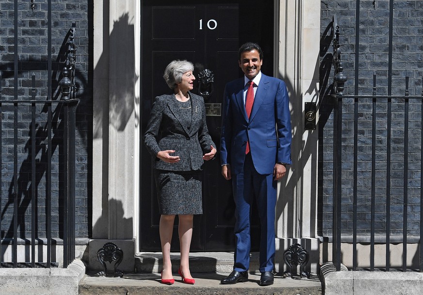 epa06907479 British Prime Minister Theresa May (L) welcomes the Emir of Qatar, Tamin bin Hamad Al Thani (R) to 10 Downing Street in London, Britain, 24 July 2018. May hosts Al Thani for a working lunc ...
