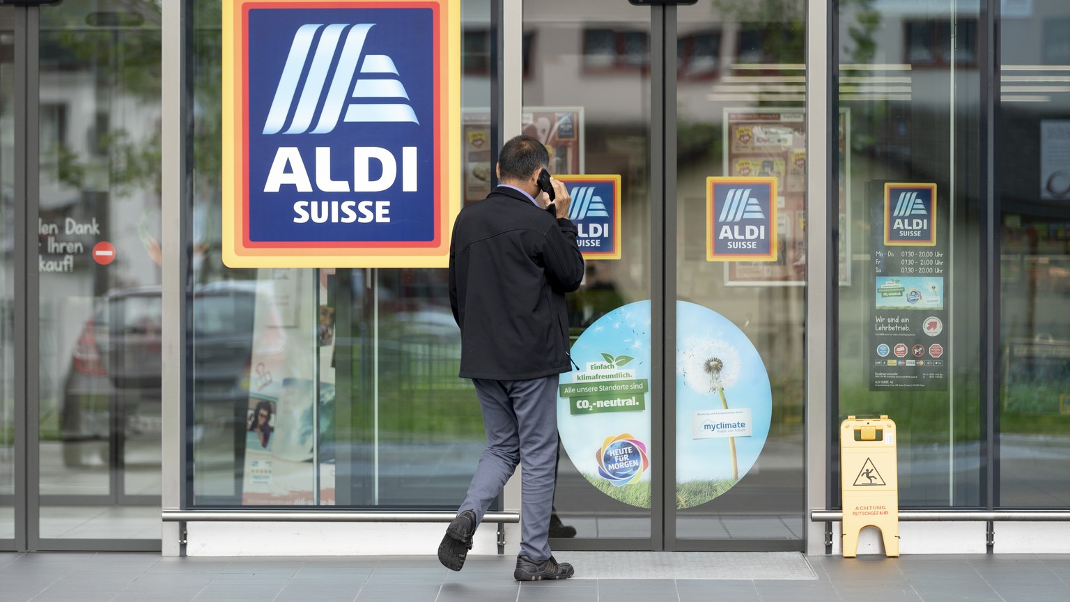 ARCHIVBILD ZUR ERHOEHUNG DES MINDESTLOHNES BEI ALDI SCHWEIZ AUF 4440 FRANKEN, AM DONNERSTAG, 26. NOVEMBER 2020 - A customer enters the Aldi Suisse branch in Ingenbohl, in the Canton of Schwyz, Switzer ...