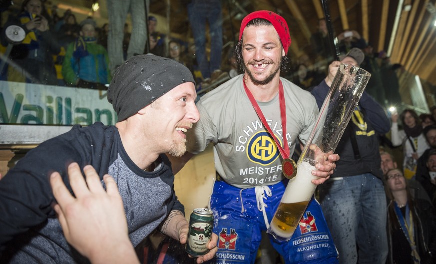 Reto von Arx, links, und Dino Wieser vom HC Davos, werden von Fans gefeiert, am Sonntag, 12. April 2015, in der Vaillant Arena in Davos. Der HC Davos hatte das fuenfte Playoffspiel vom Vorabend in Zue ...