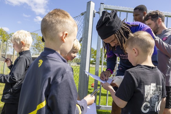 Midtjylland&#039;s Swiss defender Kevin Mbabu signs autographs for kids after a training session of the FC Midtjylland, at the Ikast Sports Campus, in Ikast, Denmark, Thursday, May 15, 2025. (KEYSTONE ...