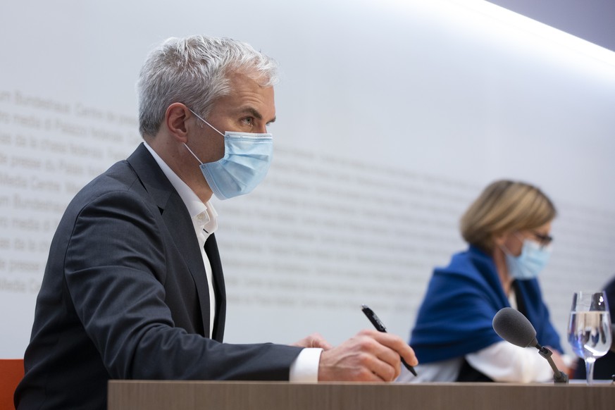 Martin Ackermann, Praesident National COVID-19 Science Task Force, spricht neben Monika Buetler, Vizepraesidentin National COVID-19 Science Task Force, waehrend einer Medienkonferenz zur aktuellen Sit ...