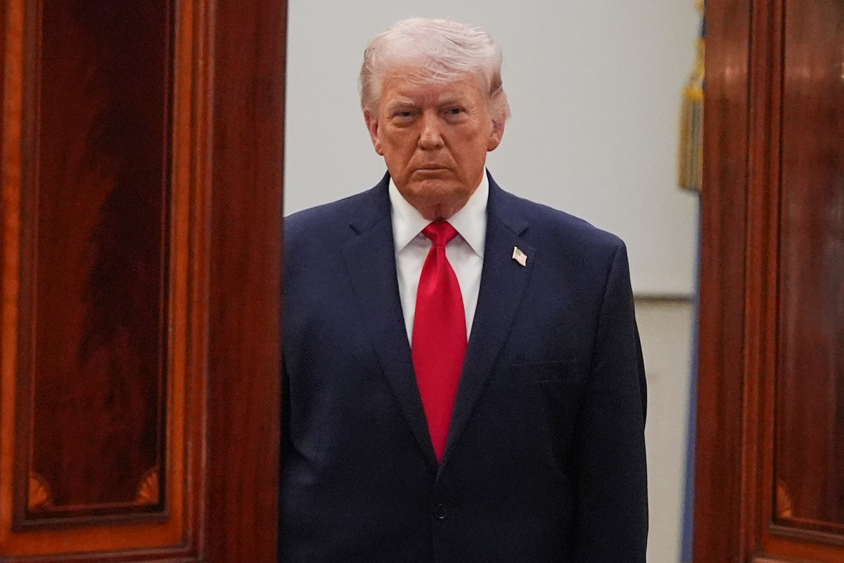 President Donald Trump arrives from the Blue Room to speak about the Iran war from the Cross Hall of the White House on Wednesday, April 1, 2026, in Washington. (AP Photo/Alex Brandon, Pool)
Trump Ira ...