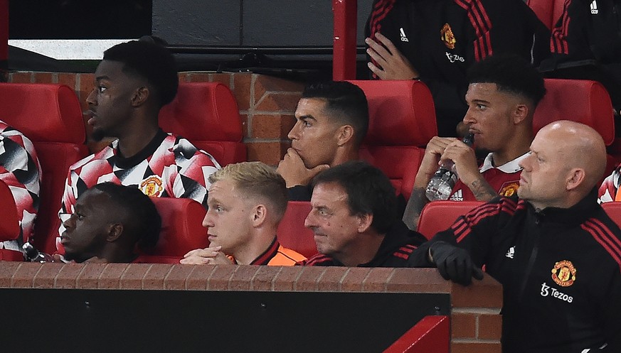 epa10133985 Cristiano Ronaldo of Manchester United (C) watches during the English Premier League soccer match between Manchester United and Liverpool FC in Manchester, Britain, 22 August 2022. EPA/PET ...