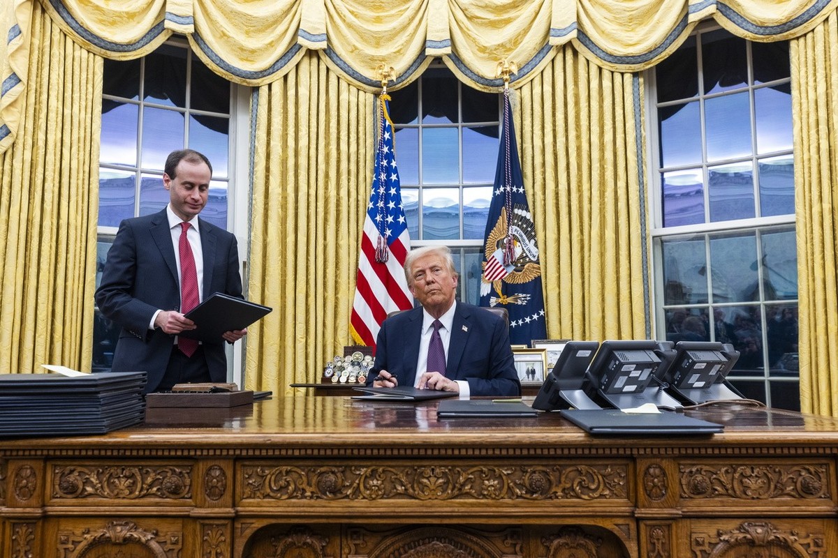 epa11840835 US President Donald Trump signs numerous executive orders, including pardons for defendants from the January 6th riots and a delay on the TikTok ban, on the first day of his presidency in  ...