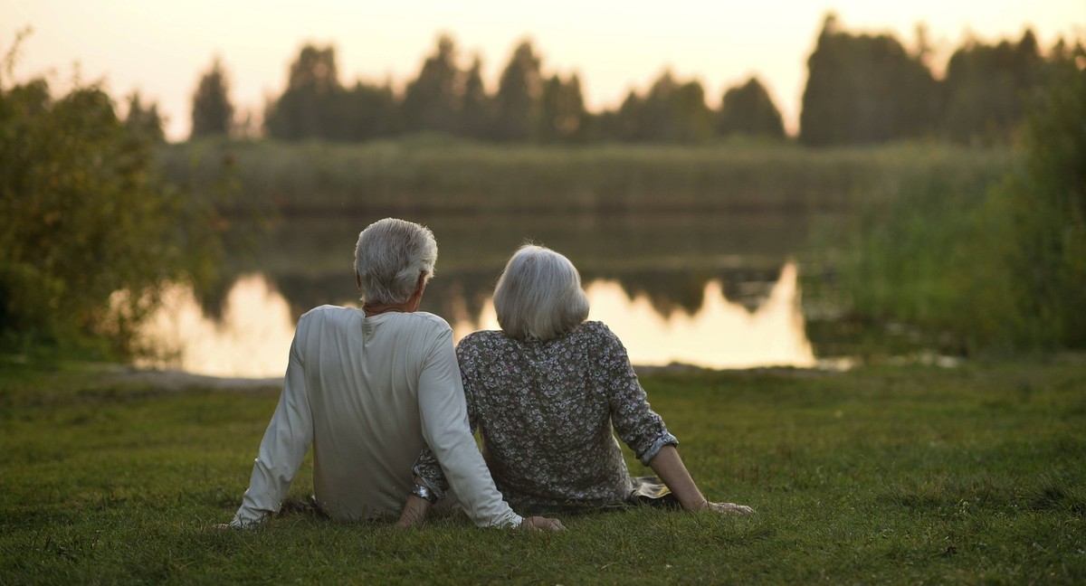 ï¿½lteres Ehepaar sitzt im Sommer am Ufer eines Sees. Ansicht von hinten Elderly couple sits on the shore of a lake in summer. View from behind Copyright: imageBROKER/RuslanxHuzau ibxiqx18616732.jpg , ...