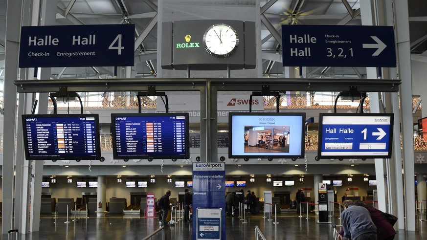 ZUR MELDUNG, DASS SICH DIE SWISS VOM FLUGHAFEN BASEL-MUELHAUSEN ZURUECKZIEHE, STELLEN WIR IHNEN AM MITTWOCH, 9. JULI 2014 FOLGENDES ARCHIVBILD ZUR VERFUEGUNG - Abflughalle des Flughafens Basel Mulhous ...