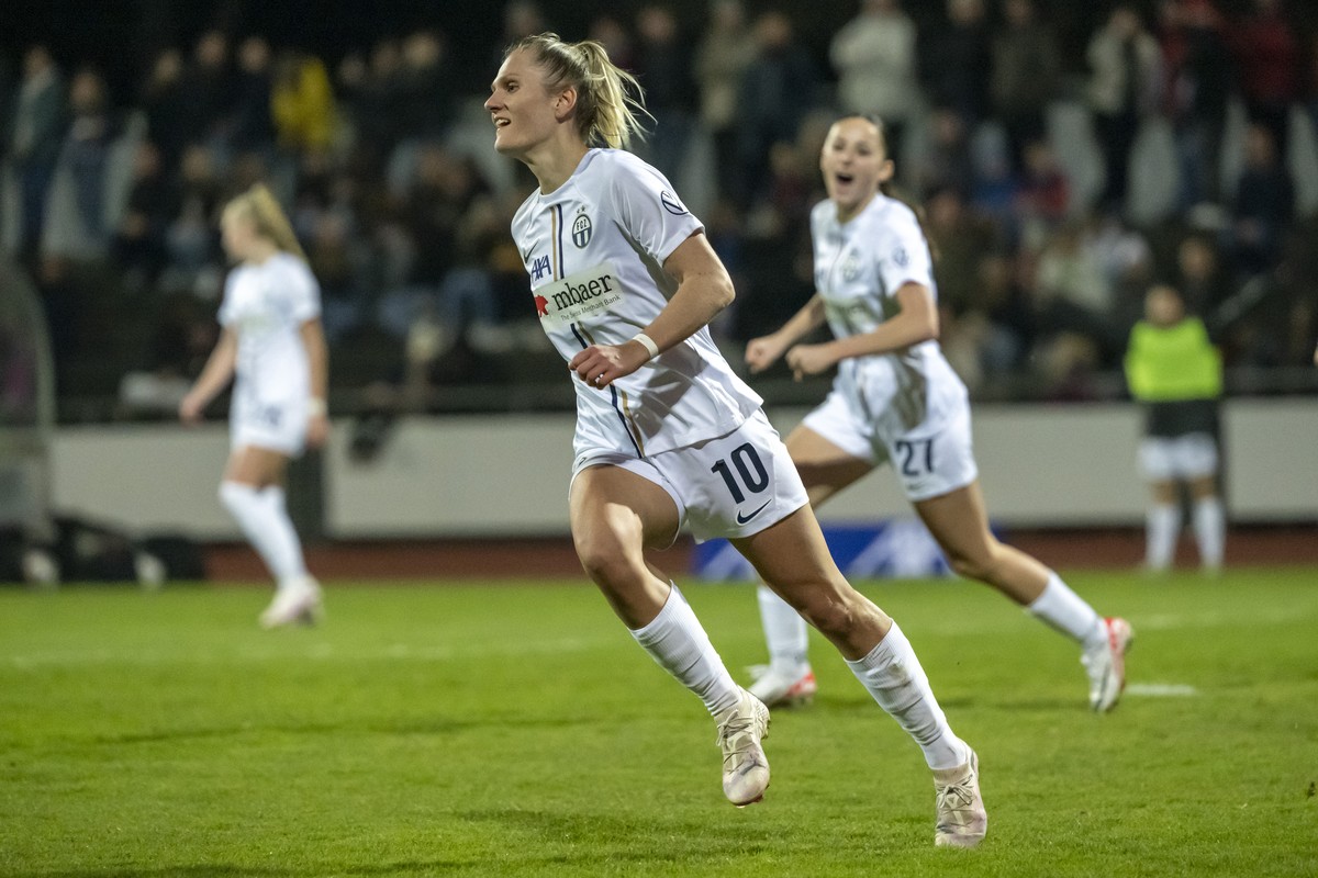 Zuerichs Viktoria Pinther freut sich ueber ihr Tor zum 1:3 im Fussball Meisterschaftsspiel der Women