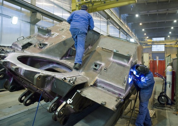 ARCHIV --- ZU DEN KRIEGSMATERIAL-EXPORTEN STELLEN WIR IHNEN FOLGENDES BILD ZUR VERFUEGUNG --- Mitarbeiter des Ruestungskonzern Ruag arbeiten an einem Genie-Panzer am Montag, 2. November 2009 in Thun.  ...