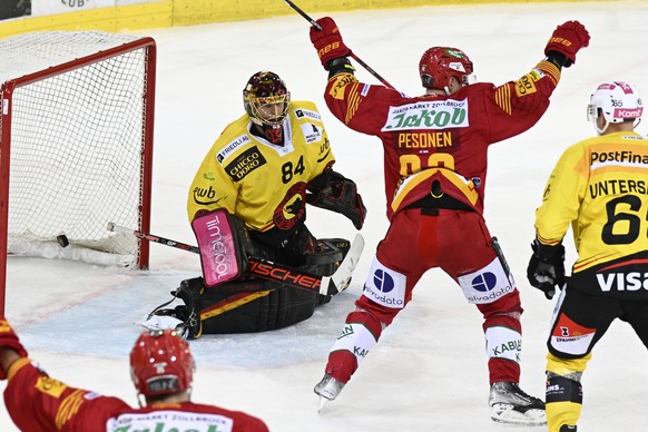 Tigers Harry Pesonen, Mitte, jubelt Berns Goalie Daniel Manzato, und Ramon Untersander, geschlagen waehrend dem Qualifikations-Spiel der National League, zwischen den SCL Tigers und dem SC Bern, am Di ...