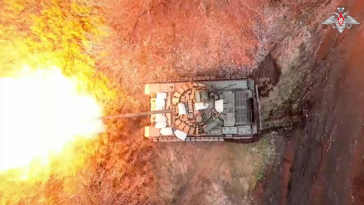 Ein russischer Panzer zielt auf ukrainische Truppen. Bald könnte allerdings der Treibstoff für Putins Panzer knapp werden.