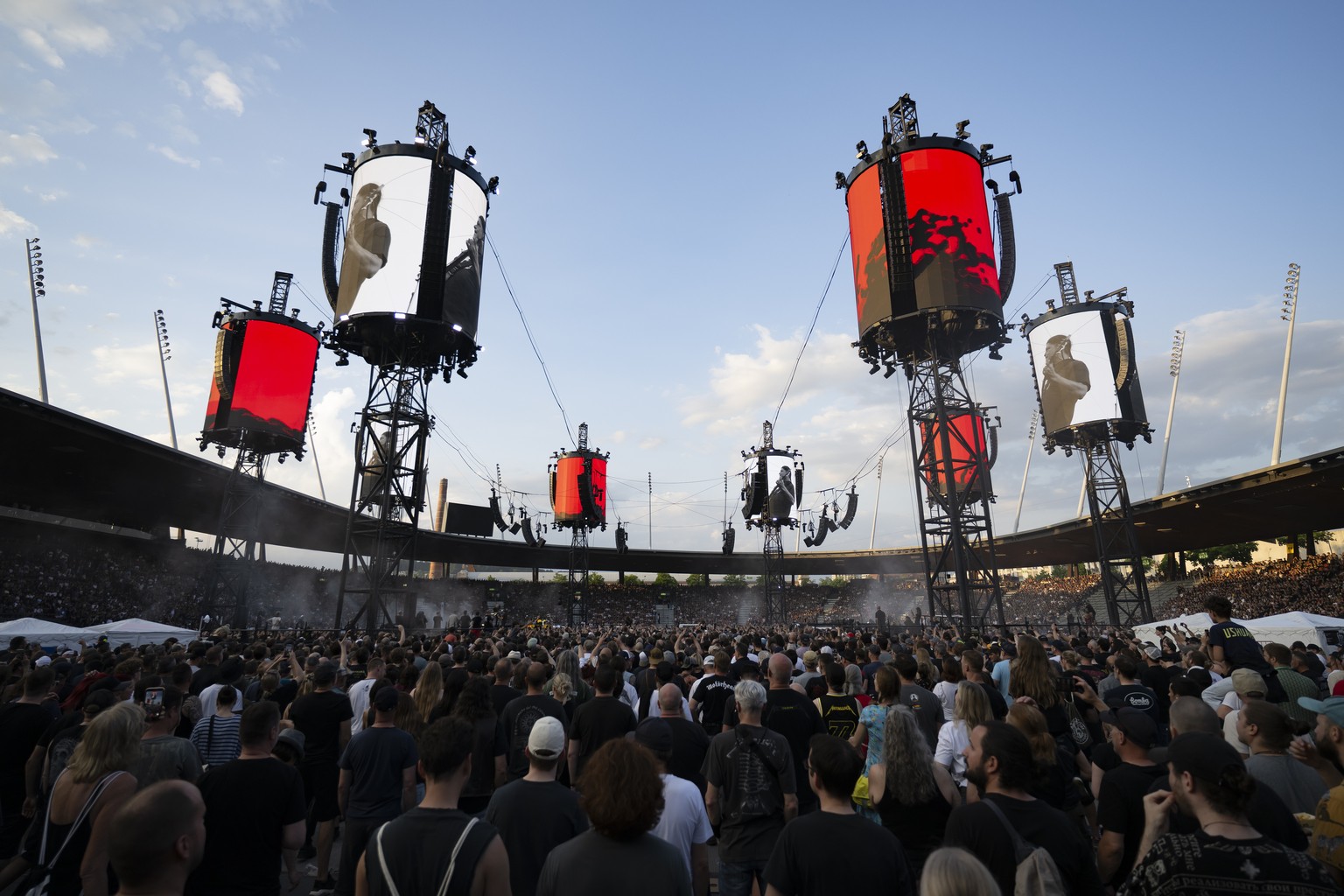 epa12998823 The US heavy metal band Metallica performs during their concert at the Letzigrund Stadium in Zurich, Switzerland, 27 May 2026, as part of their M72 World Tour. EPA/ANDREAS BECKER EDITORIAL ...
