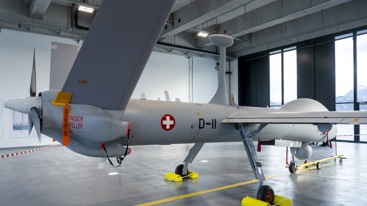Die Drohne Hermes 900 HFE fuer das Aufklaerungsdrohnensystem 15 (ADS 15) wird auf dem Militaerflugplatz in Emmen vorgestellt, am Montag, 9. Dezember 2019. (KEYSTONE/Georgios Kefalas)