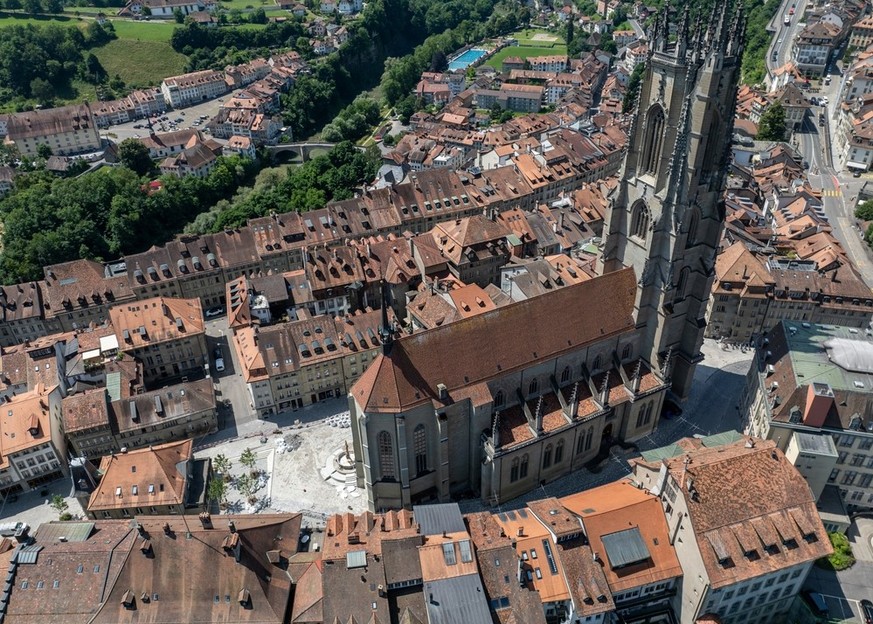Luftaufnahme der St. Nikolaus Kathedrale in der Freiburger Altstadt. Mittelalterliche Kirche mit großem Turm in Europa.