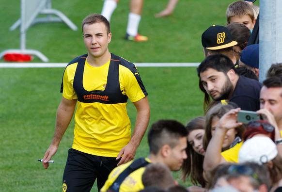 BVB-Neuzugang Mario Goetze gibt Autogramme nach dem Training des Deutschen Bundesliga Clubs BVB Dortmund im St. Gallischen Bad Ragaz, am Mittwoch, 3. August 2016. Seit 2012 faehrt der BVB zur Vorberei ...