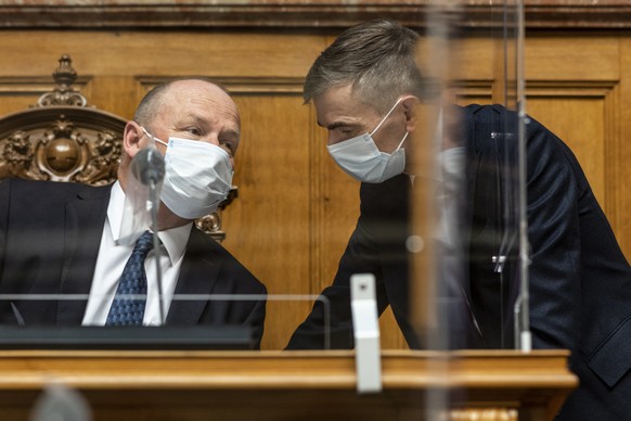 Nationalratspraesident Andreas Aebi, SVP-BE, links, diskutiert mit dem Generalsekretaer der Bundesversammlung Philippe Schwab, an der Fruehlingssession der Eidgenoessischen Raete, am Montag, 1. Maerz ...