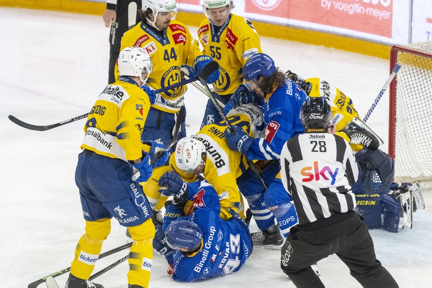 Jan Kovar, mitte unten, von Zug im Spiel gegen Sven Jung, mitte oben, von Davos beim Eishockey Playoff Viertelfinalspiel, Spiel 3 der National League zwischen dem EV Zug und dem HC Davos am Dienstag,  ...