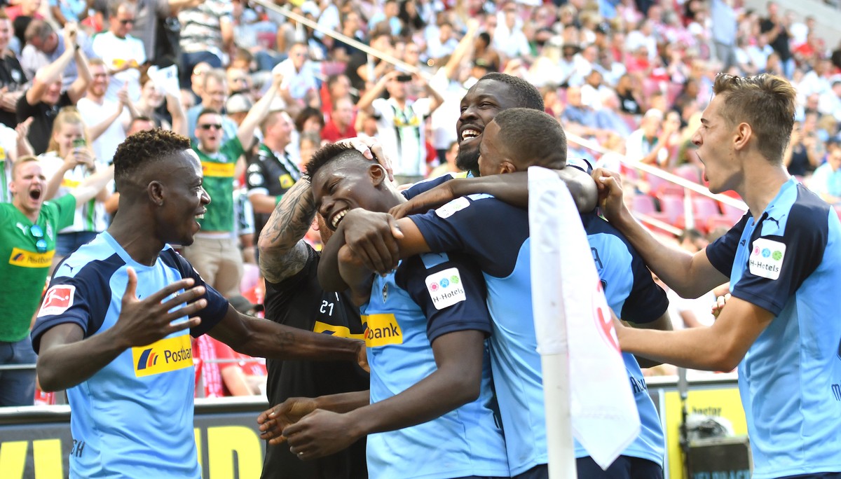 24.08.2019, Rheinland-Pfalz, Mainz: Fussball: Bundesliga, FSV Mainz 05 - Bor. Moenchengladbach, 2. Spieltag, Opel Arena in Mainz. Gladbachs Breel Embolo jubelt mit seinem Team nach seinem Treffer zum  ...