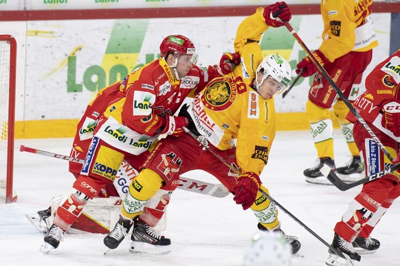 Biels Kevin Fey, links, kaempf um den Puck, gegen Tigers Jules Sturny, rechts, waehrend dem Meisterschaftsspiel der National League zwischen dem EHC Biel und den SCL Tigers, am Samstag, 21. November 2 ...