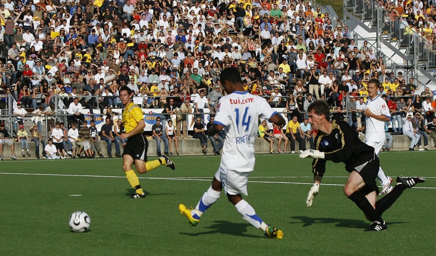 FC Zuerich&#039;s Raffael, Mitte, erzielt das 2-0, am Samstag, 15. September 2007 im Cupspiel des FCZ beim FC Herrliberg in Herrliberg. (KEYSTONE/Steffen Schmidt)