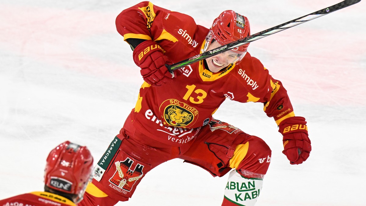 Tigers Oskars Lapinskis, jubelt beim Eishockey-Qualifikationsspiel der National League, zwischen den SCL Tigers und dem HC Davos, am Samstag, 25. Januar 2025, in der Emmental Versicherung Arena in Lan ...