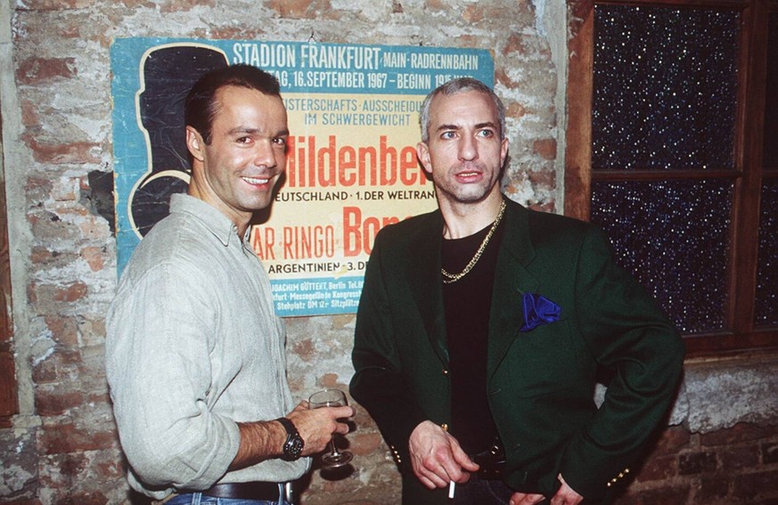 Bildnummer: 56811814 Datum: 01.01.1995 Copyright: imago/teutopress
Eine m�rderische Liebe (ARD) Hannes Jaenicke (li.) und Ralf Richter 01/95 am Fernsehen TV-Produktion Schauspiel Szene quer halb steh ...