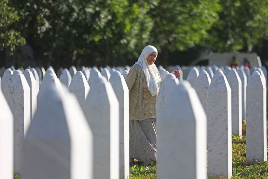Potocari, Bosnia and Herzegovina, 110725. Families visit coffins and cemeteries in Potocari before the burial. Foto: Antonio Balic / CROPIX Copyright: xxAntonioxBalicx potocari_mezarje1-110725