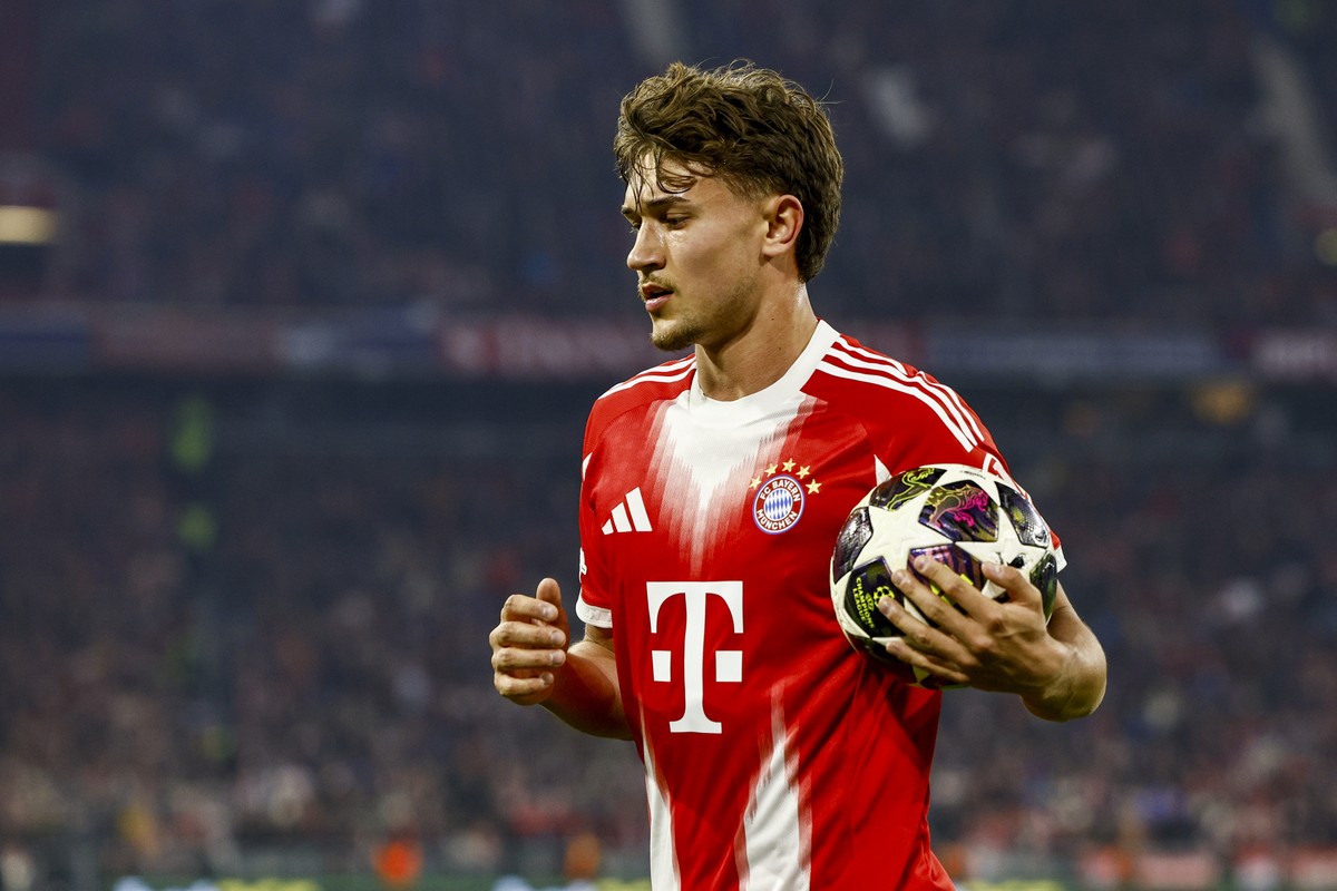 epa12831032 Tom Bischof of Bayern Munich holds a match ball during the UEFA Champions League Round of 16 2nd leg match between Bayern Munich and Atalanta in Munich, Germany, 18 March 2026. EPA/ANNA SZ ...