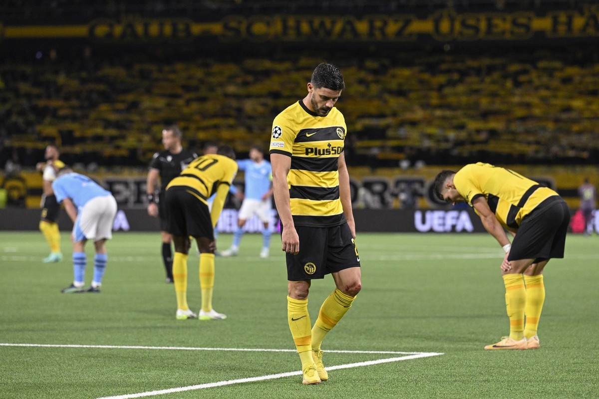 YB's Loris Benito, center, and Filip Ugrinic, right, show their disappointment fights for the ball with $, during the UEFA Champions League group G soccer match between Switzerland's BSC You ...