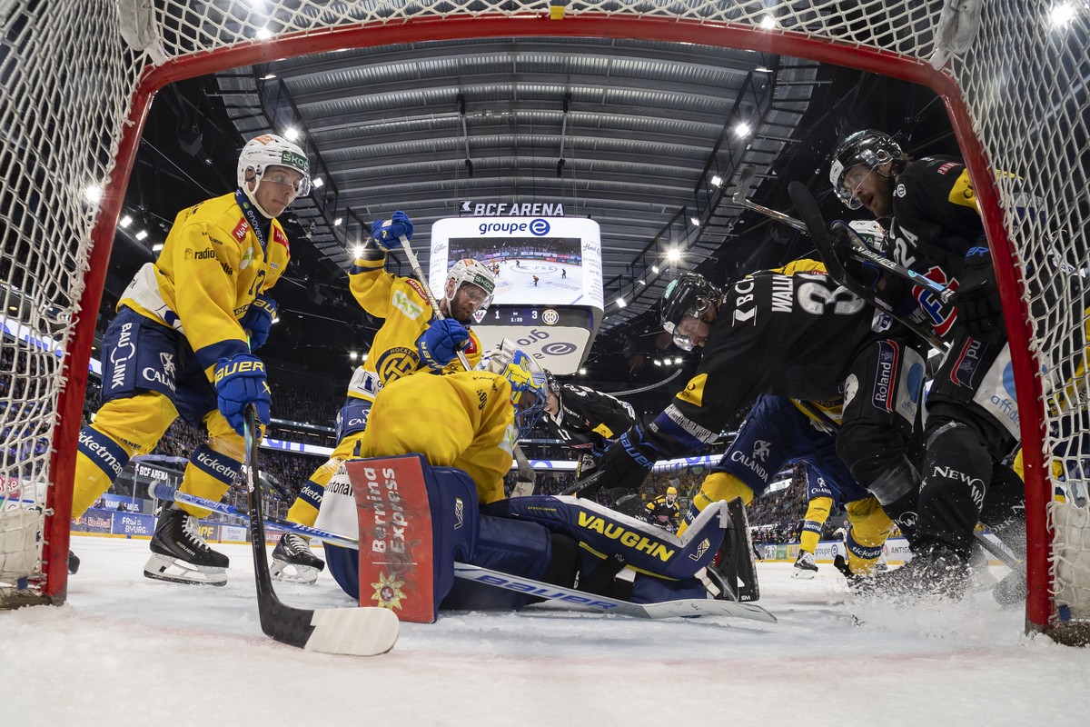Enzo Guebey (HCD), Klas Dahlbeck (HCD), Torhueter Sandro Aeschlimann (HCD), Lucas Wallmark (HCFG), Christoph Bertschy (HCFG) , von links, kaempfen um den Puck, im zweiten Eishockey Playoff Finalspiel  ...