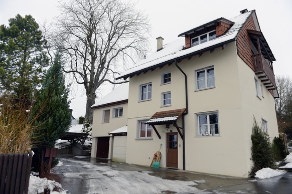 Das Tatort-Haus (linker Hausteil) in Flaach aufgenommen (ZH) am Freitag, 2. Januar 2015. In Flaach im zuercherischen Weinland sind am Neujahrstag zwei Kinder im Alter von zwei und fuenf Jahren getoete ...