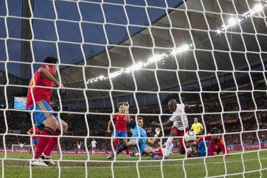 ARCHIVBILD ZUM RUECKTRITT VON GELSON FERNANDES --- Switzerland's Gelson Fernandes scores the 1-0 against Spain's goalkeeper Iker Casillas during Group H's 2010 FIFA soccer World Cup pre ...