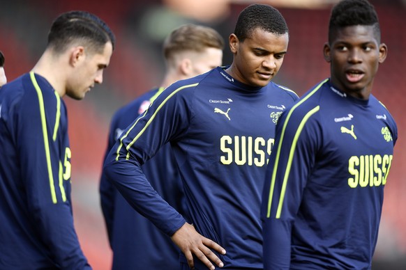 Manuel Akanji, links, und Breel Embolo, rechts, beim Training der Schweizer Fussball-Nationalmannschaft auf dem Zuercher Letzigrund am, Dienstag, 19. Maerz 2019. (KEYSTONE/Walter Bieri)