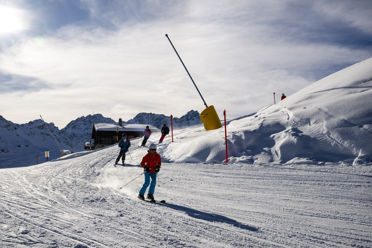 Tourists enjoying a sunny day on the ski slopes, in Arosa, Switzerland, Tuesday, December 17, 2024. (KEYSTONE/Jean-Christophe Bott)