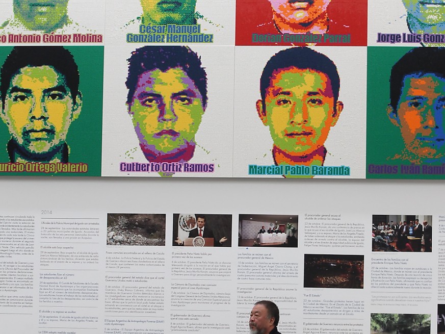 Der chinesische Künstler Ai Weiwei erinnert an die 43 Studenten. Aus einer Million Legosteinen gestaltete er für eine Ausstellung in Mexiko-Stadt die Porträts der Verschwundenen.
