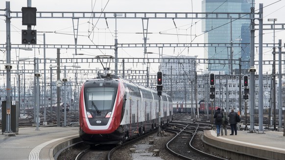 Der neue Fernverkehr-Doppelstockzug der SBB "FV-Dosto" auf der Fahrt von Zuerich nach Bern, aufgenommen am Montag, 26. Februar 2018. (KEYSTONE/Ennio Leanza)