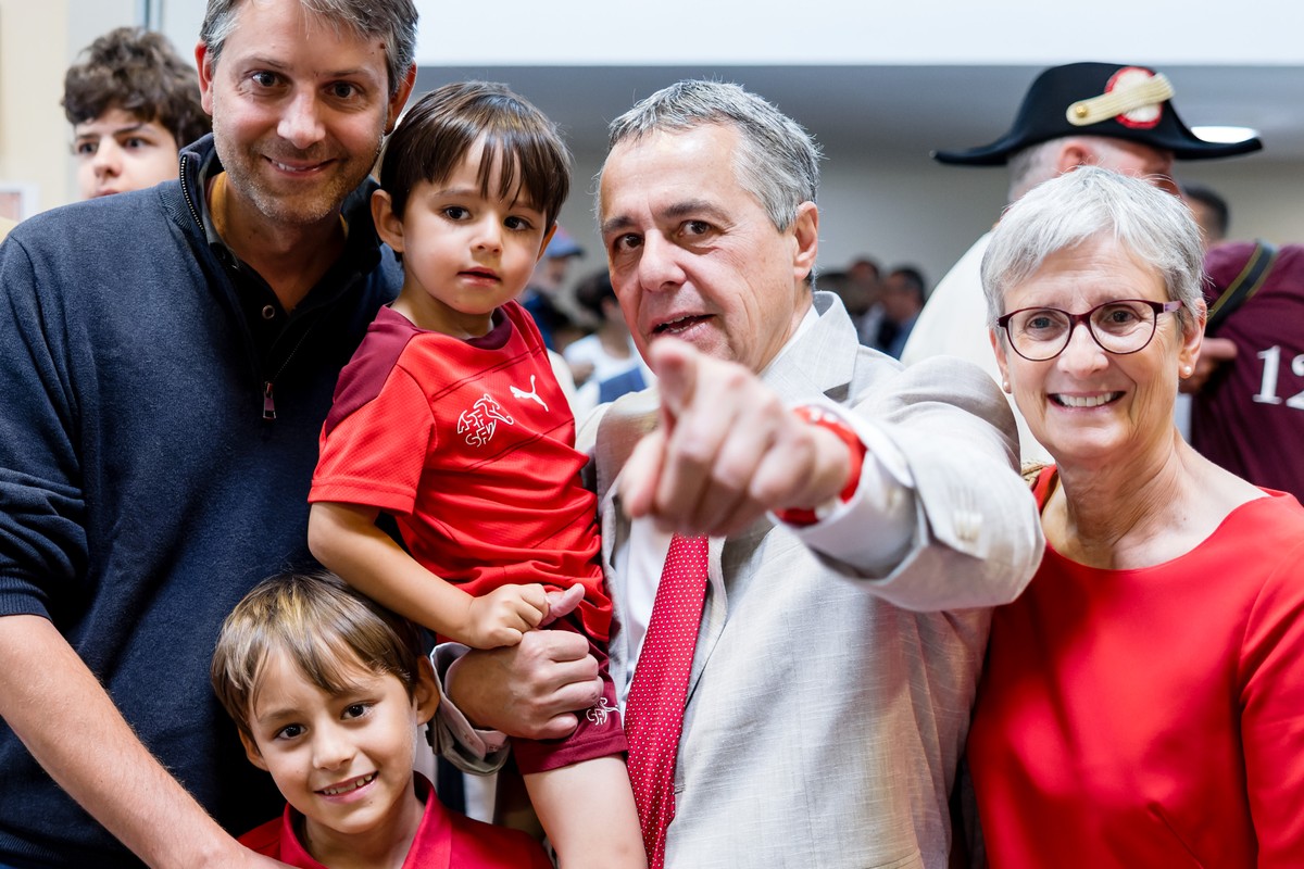 Bundesrat Ignazio Cassis und seine Ehefrau Paola Rodoni Cassis posieren fuer Erinnerungsbilder mit der Bevoelkerung anlaesslich der Bundesfeier am Freitag, 1. August 2025 in der Aula in Gersau. (KEYST ...