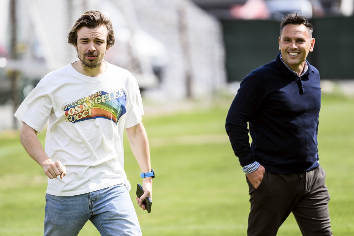 Le directeur sportif du FC Sion Barthelemy Constantin et le directeur du football du FC Sion Pablo Iglesias lors de l'entrainement du FC Sion le mercredi 17 mai 2023 a Riddes. (KEYSTONE/Jean-Chri ...